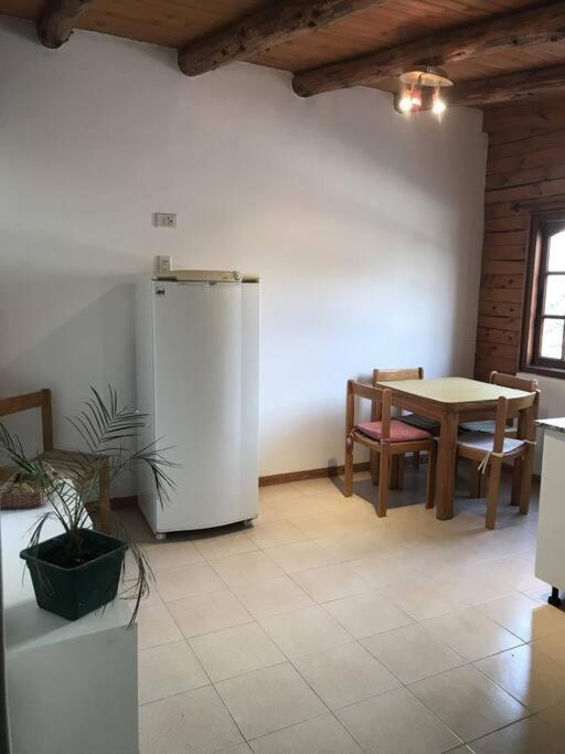 Pequena Casa De Troncos, Detras De Casa Principal No Trabajo Con Tarjeta De Credito Puerto Madryn Zewnętrze zdjęcie